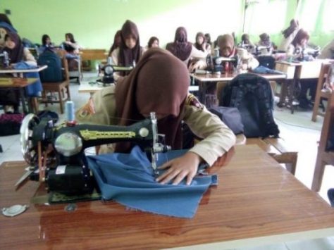 Menjahit rok sekolah