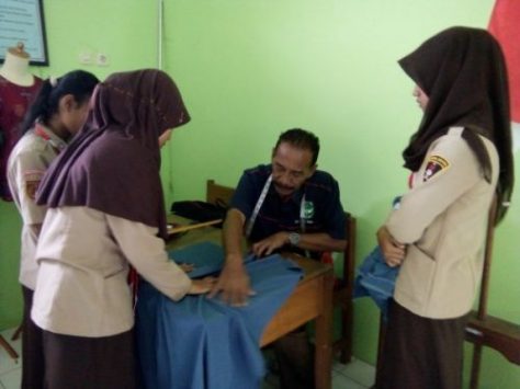 Hasil jahitan di koreksi instruktur dari BLK