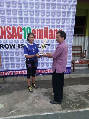Penyerahan Piala oleh Kepsek SMA N 1 Pracimantoro